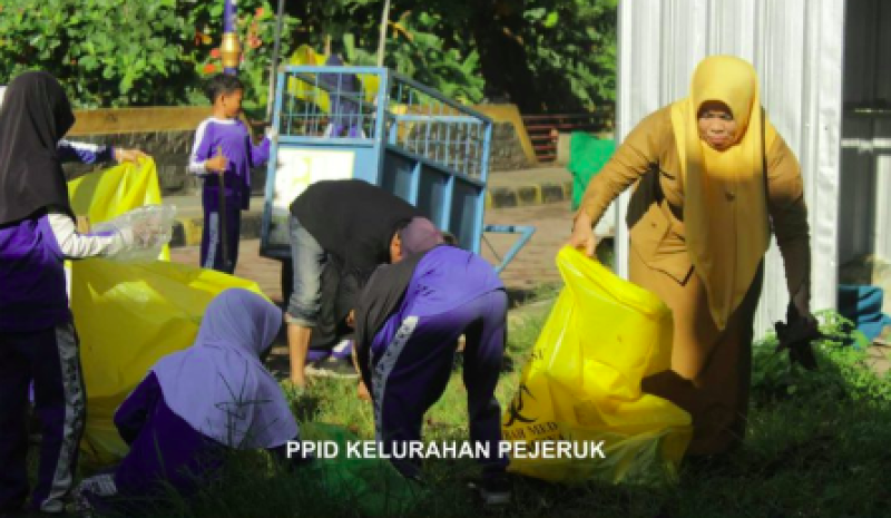 Gotong royong Sebelum  Ramadhan ,Kelurahan  Pejeruk  Libatkan Para Siswa