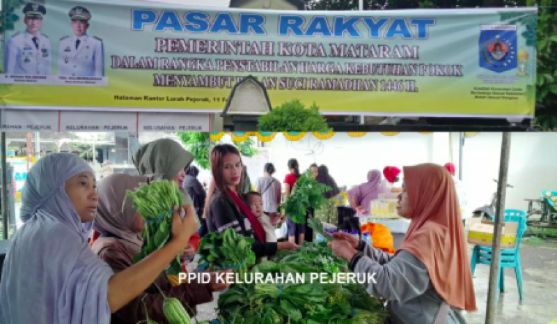 Diguyur Hujan Warga  Tetap  Berbondong -bondong  ke  Pasar  Rakyat Di Kantor Kelurahan Pejeruk