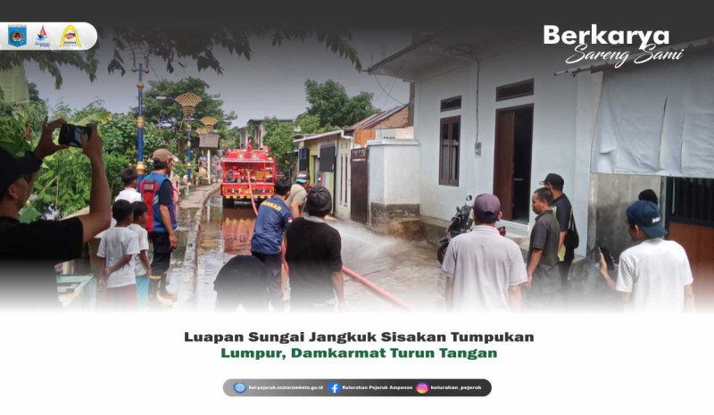 Luapan Sungai Jangkuk Sisakan Tumpukan Lumpur, Damkarmat Turun Tangan
