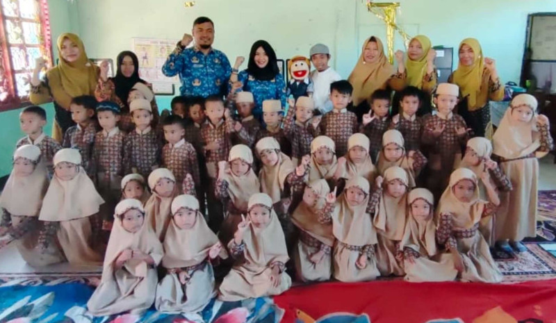 Sambut Hari Anak Nasional Ke-42 Kak Fadli Hibur Anak di TK. Damai Pertiwi