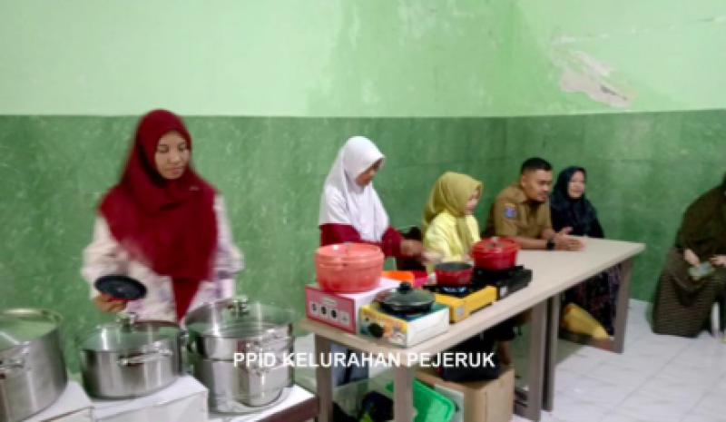 PKK Kelurahan Pejeruk  Gelar  Pelatihan  Pembuatan  Kue